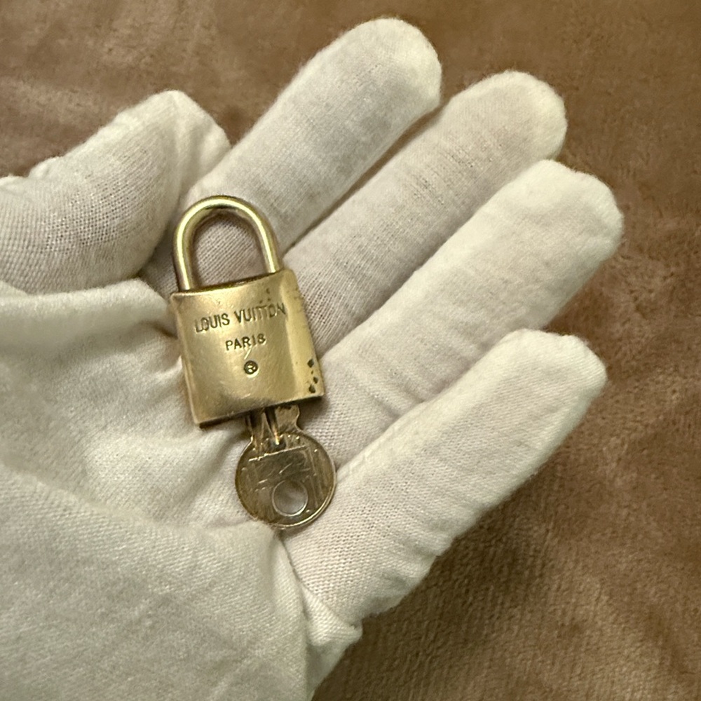 Rare Louis Vuitton lock and key #219 comes with a
unbranded chain - Picture 9 of 9